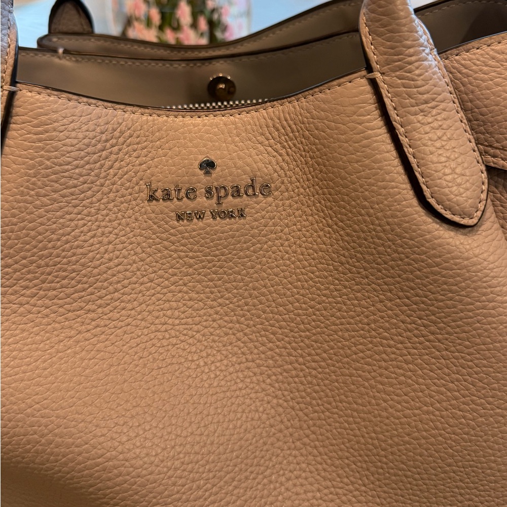 EUC light grey Kate Spade large purse - Picture 3 of 11